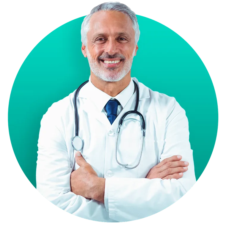 Médico grisalho sorrindo – consulta com especialistas a partir de R$ 120 no Catete