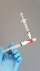 substância preenche o vaso e destrói as células da veia