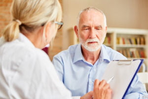 O médico clínico pode encaminhar o paciente para especialistas de acordo com queixa do paciente.